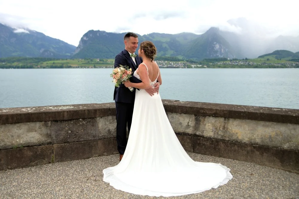 Brautpaar am Bergsee mit Alpenpanorama – Hochzeitsfotografie Schweiz