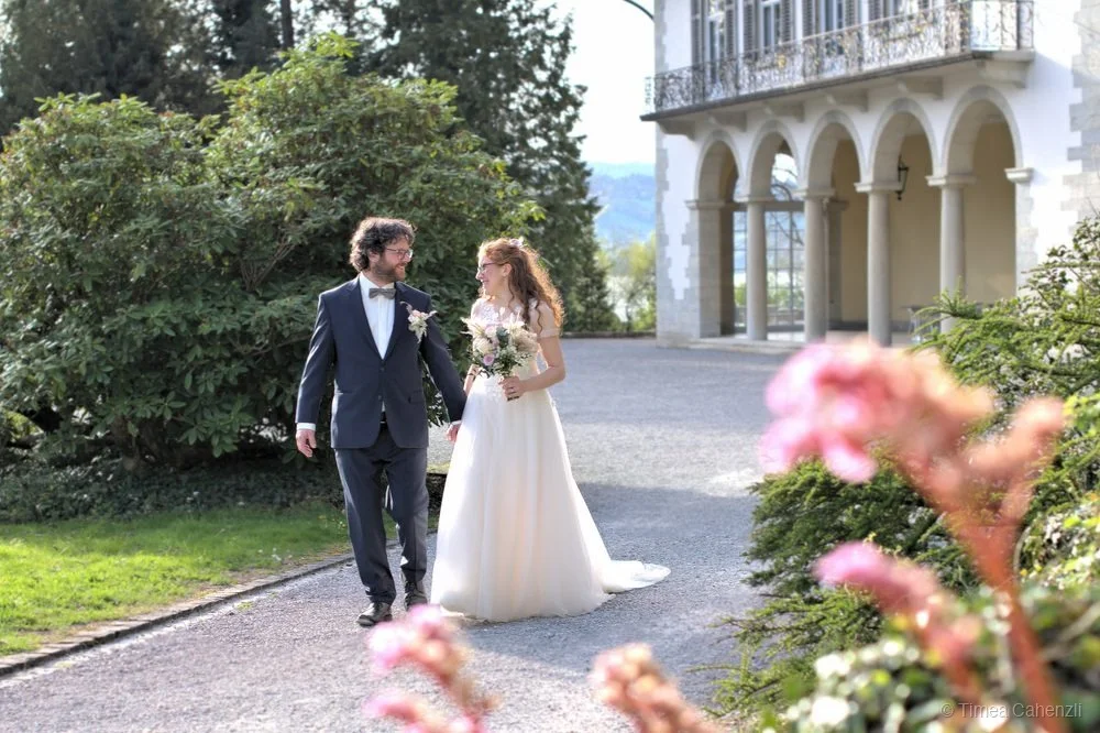 Brautpaar in romantischem Garten – Hochzeitsfotos Zürich