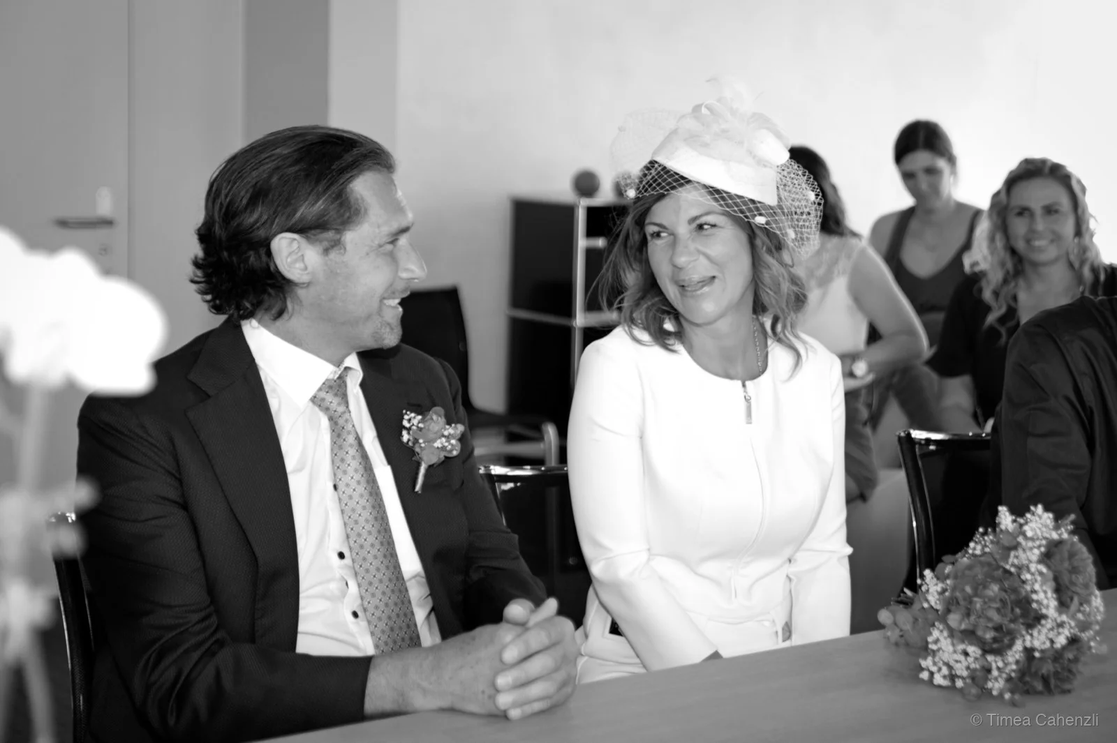 Brautpaar lacht beim Standesamt – authentische Hochzeitsmomente