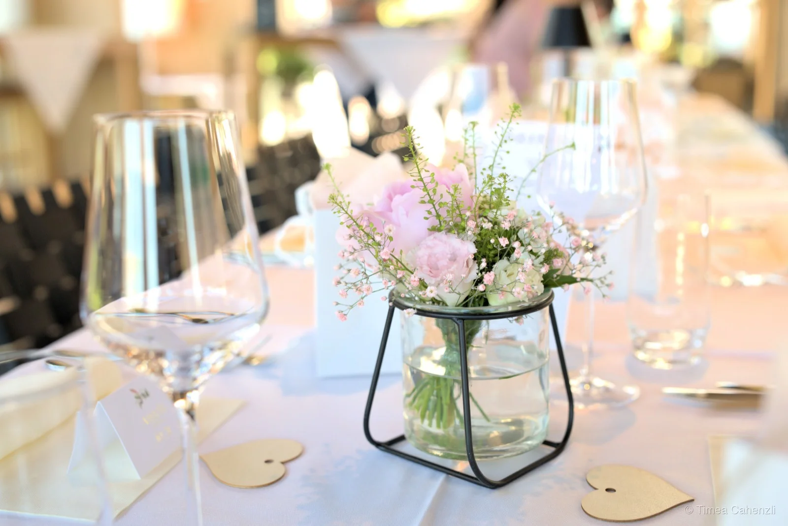 Tischdekoration mit Blumen im Glas – Hochzeitsdetails Floristik