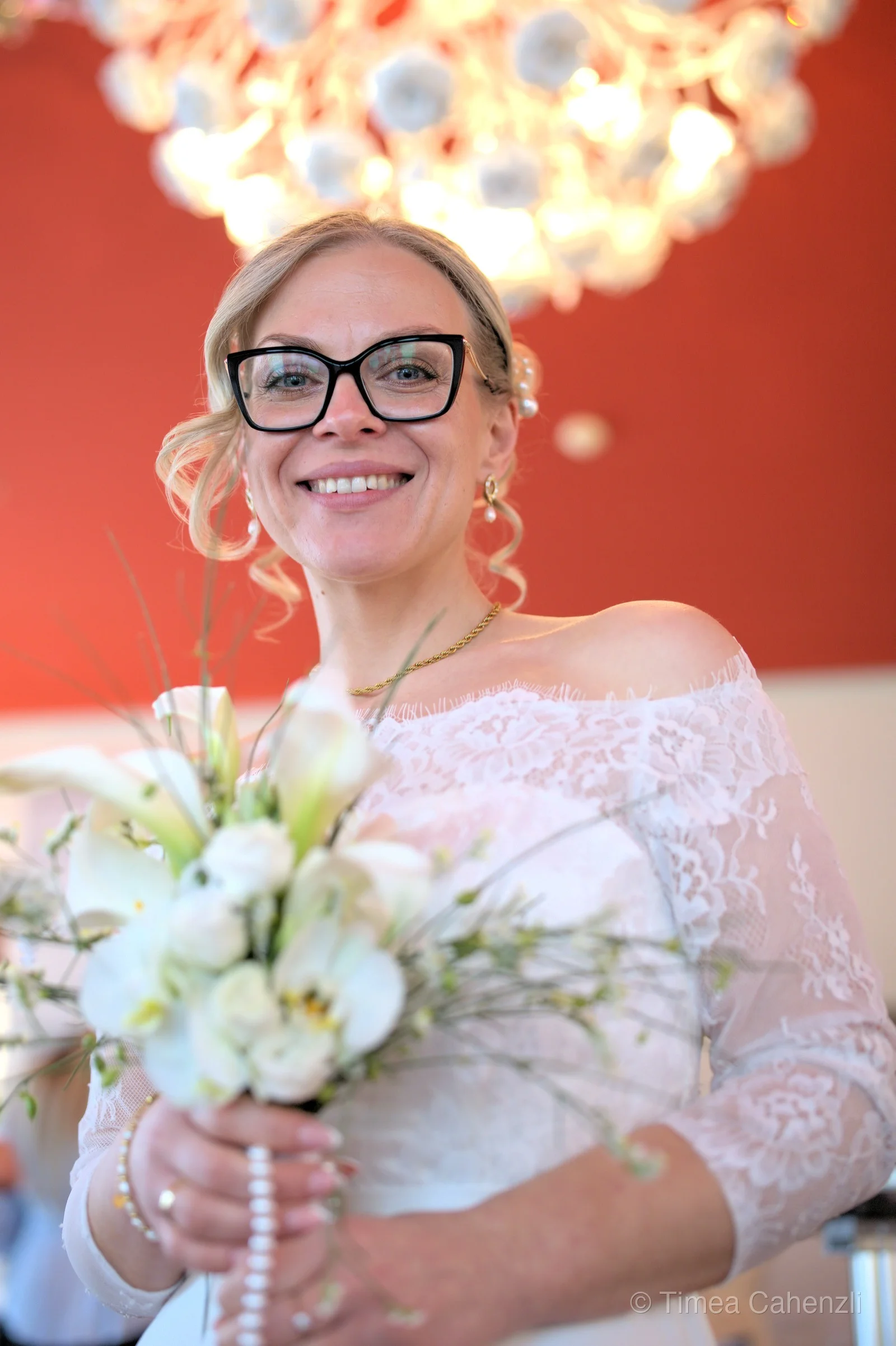 Brautporträt mit Strauss – strahlendes Lachen Hochzeitsfotografie