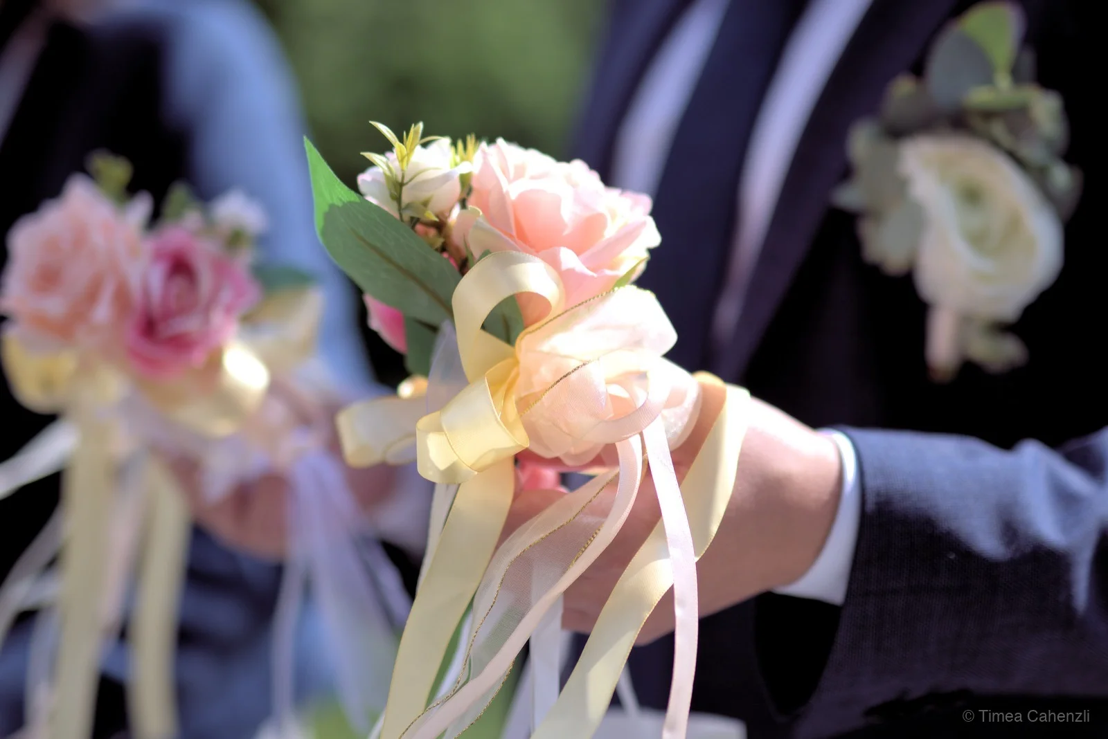 Trauzeugen mit Blumenstäben – Hochzeitsgesellschaft Schweiz