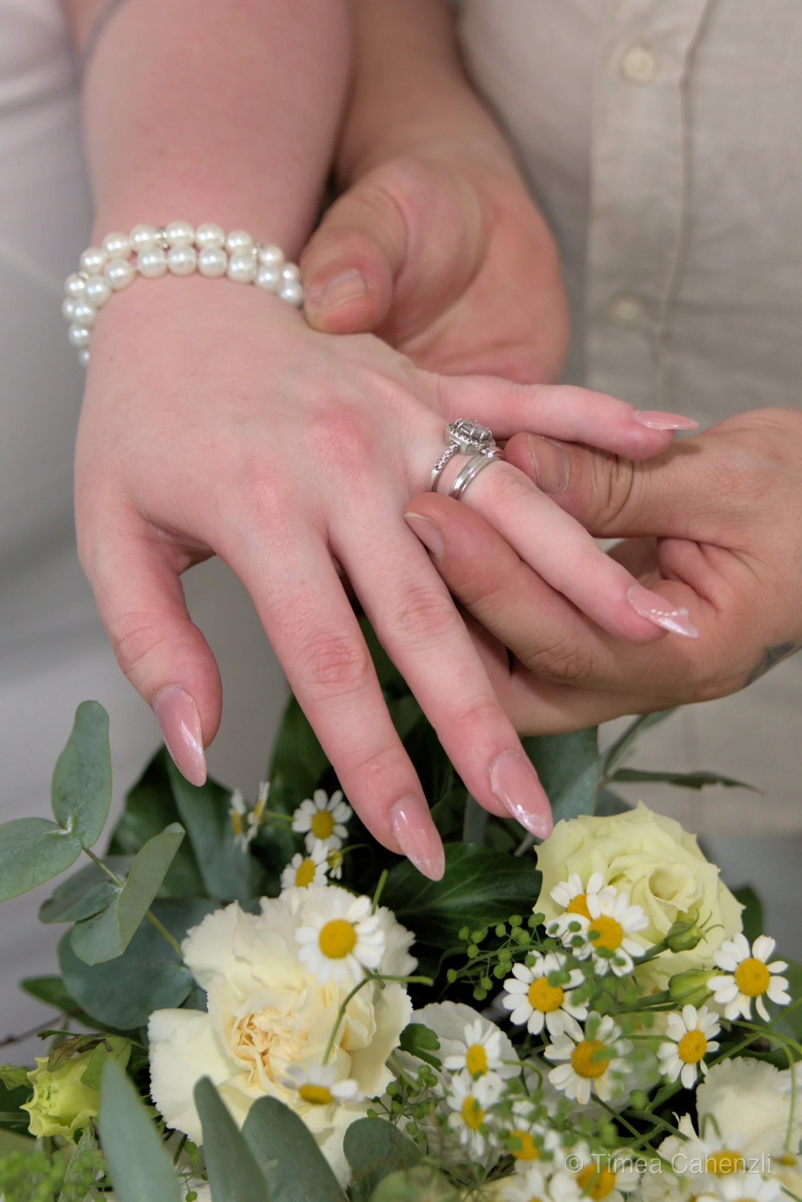 Brauthand mit Ring und Strauss auf Margeriten – Detailporträt