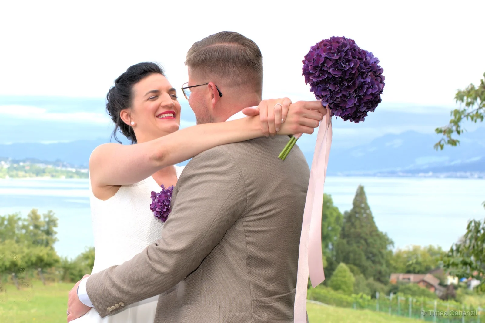 Brautpaar am See – Braut lacht strahlend Hochzeitsfotografie