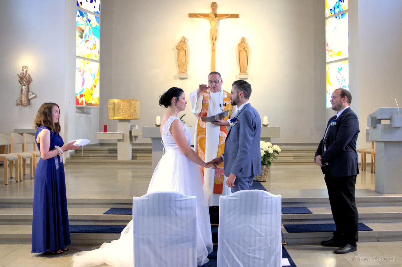 Kirchliche Trauung mit Priester – Segen Hochzeitsreportage Schweiz
