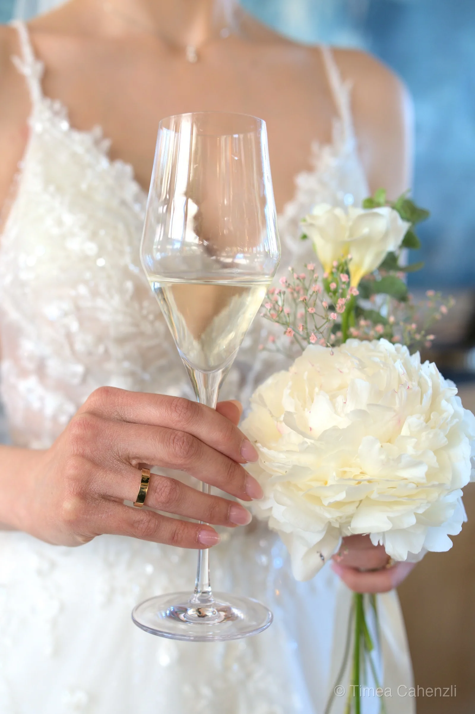 Brauthand mit Sektglas und Strauss – Empfang Hochzeit
