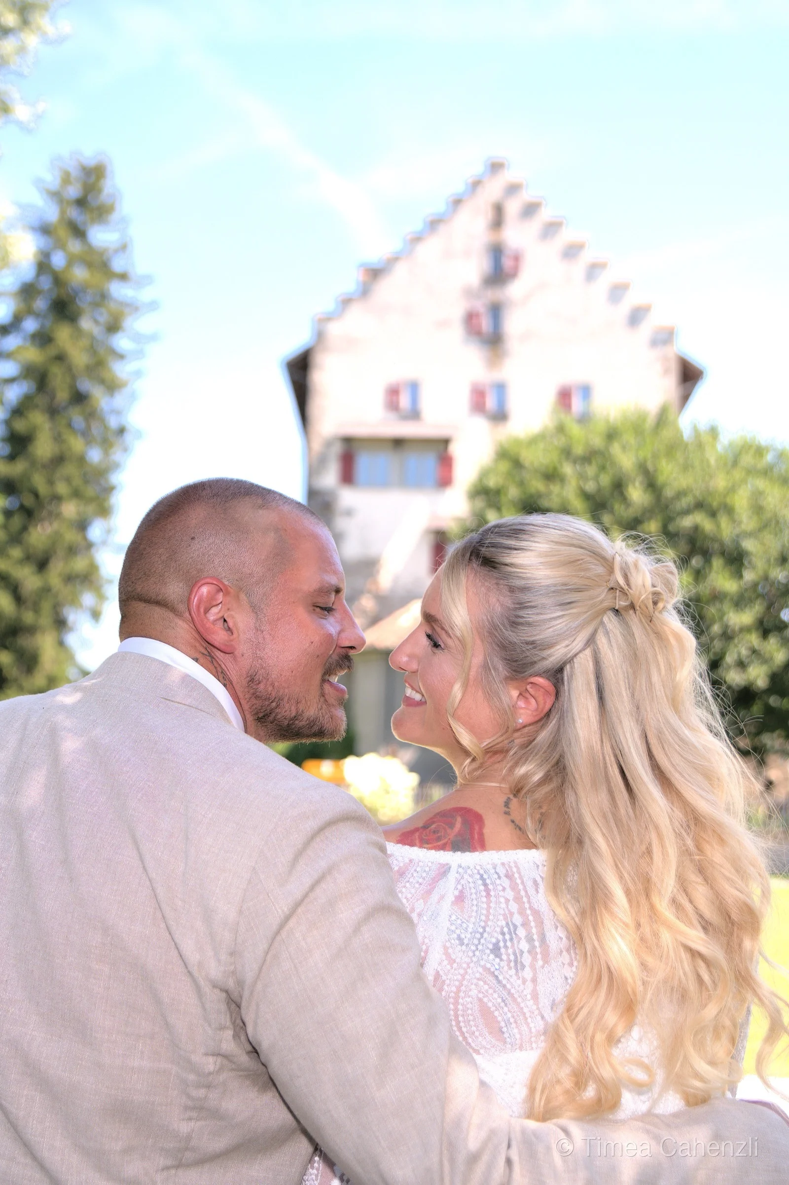 Brautpaar vor Schloss Greifensee – Hochzeitsfotografie Zürich