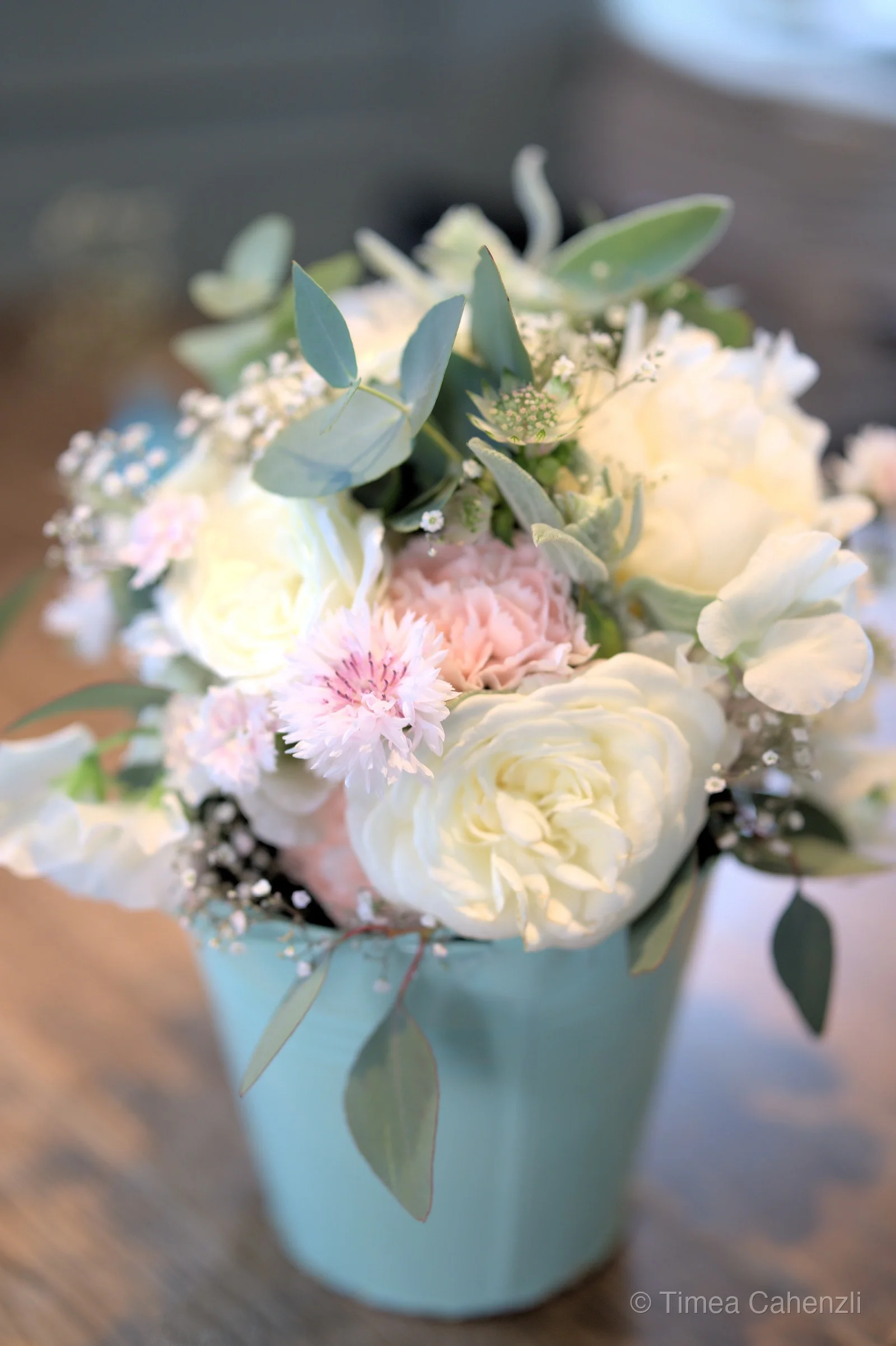 Blumenarrangement in türkiser Vase – Hochzeitsdetails Floristik