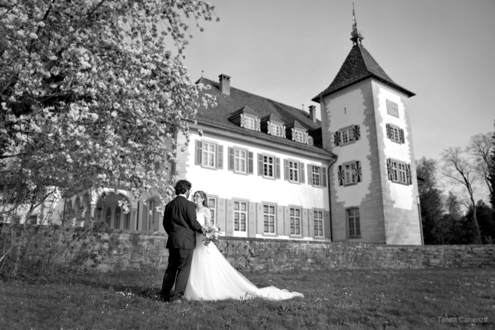 Brautpaar am Bergsee mit langem Schleppkleid – Alpenhochzeit