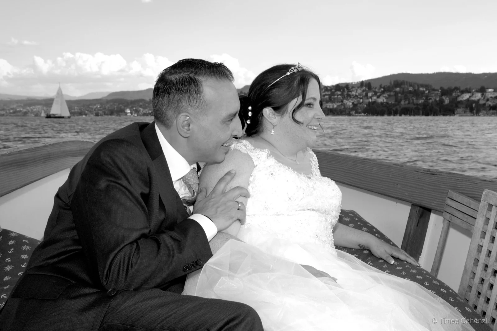 Brautpaar auf dem Schiff am See – romantische Bootsfahrt Hochzeit