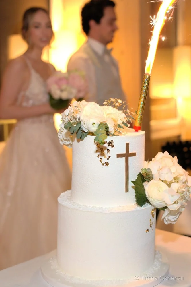 Hochzeitstorte mit Wunderkerze – festliche Hochzeitsdetails Schweiz