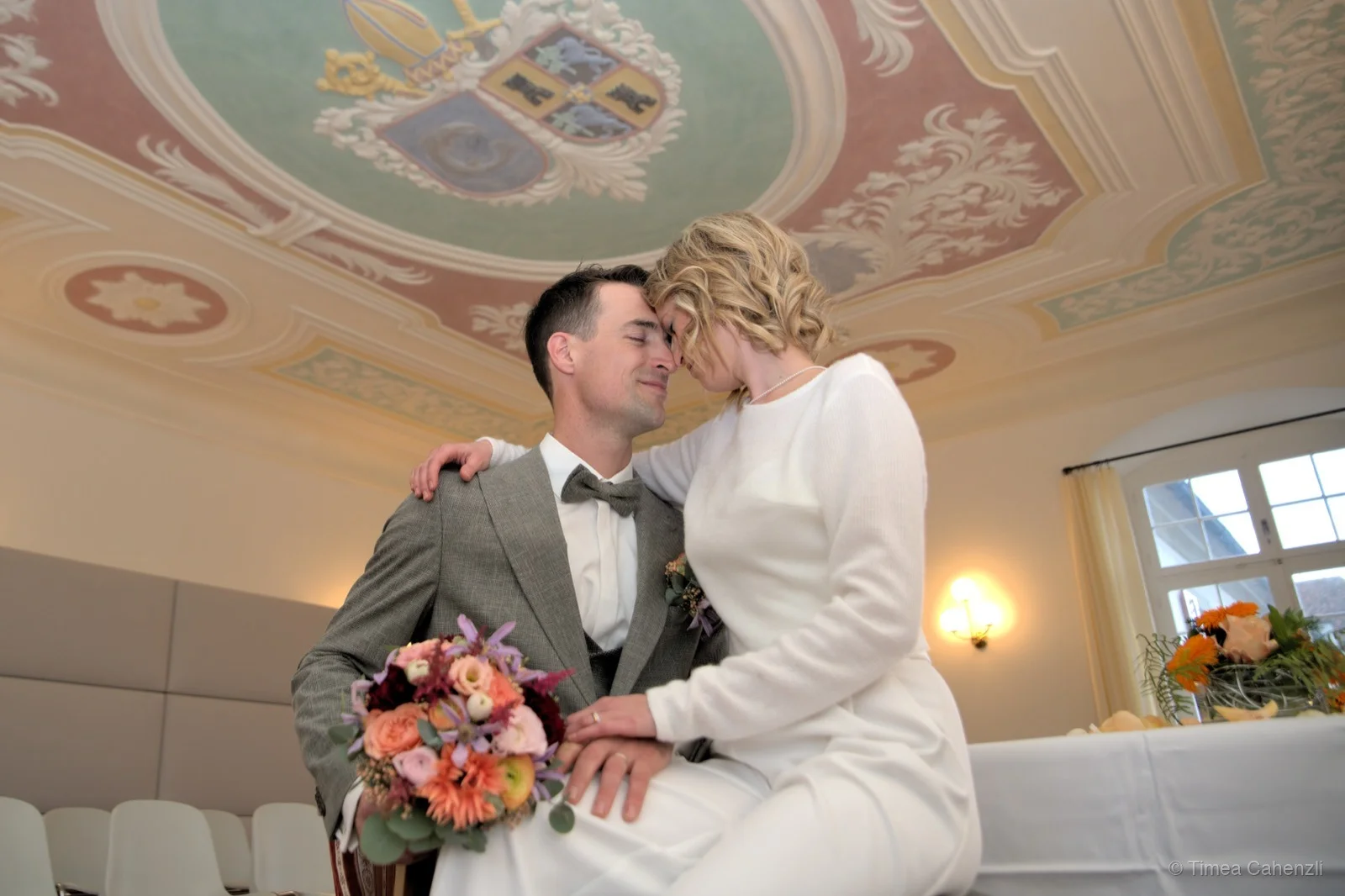 Brautpaar in historischem Saal mit Freskendecke – Hochzeitsporträt
