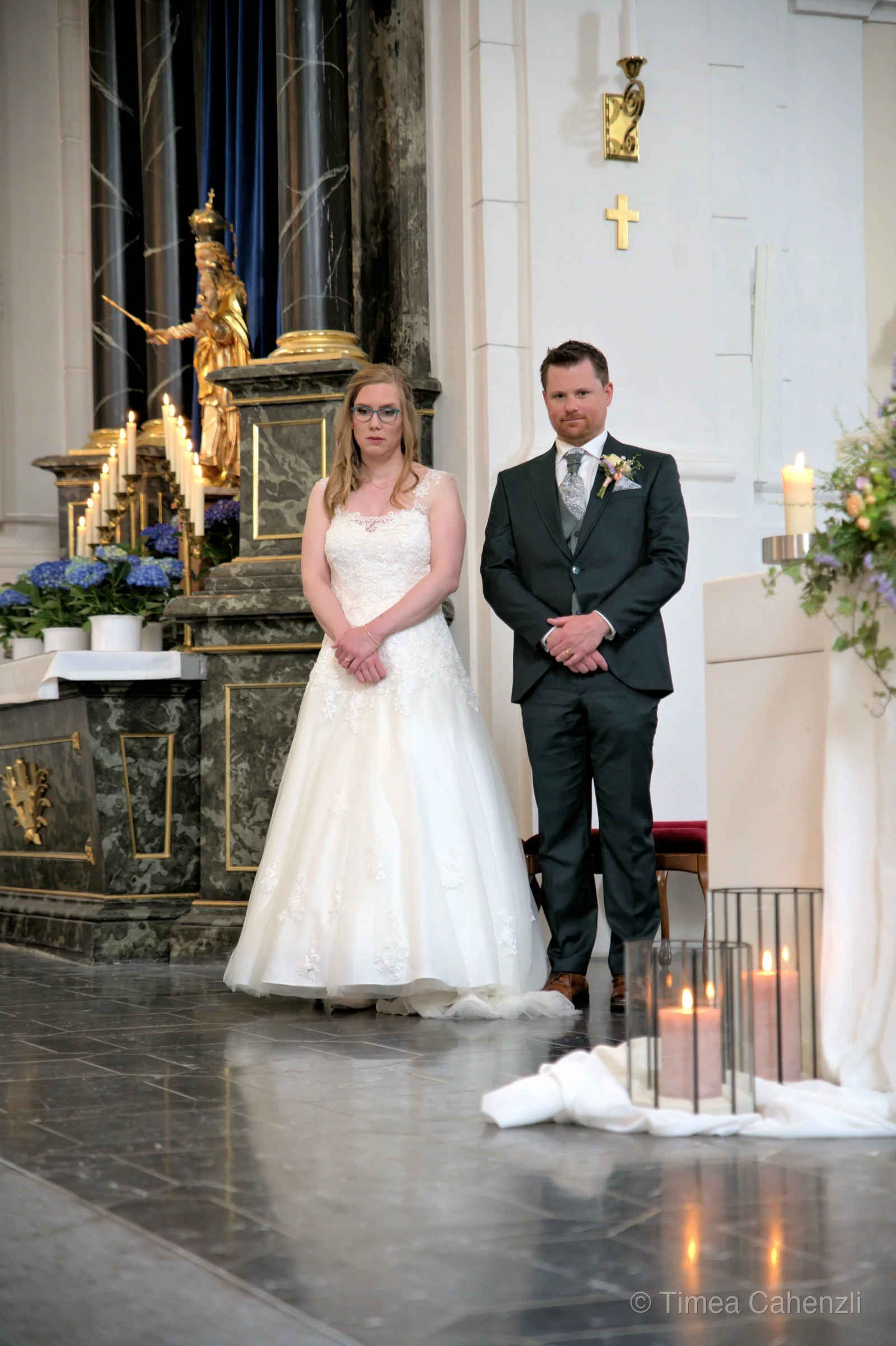 Brautpaar beim Traualtar in barocker Kirche – Kirchliche Hochzeit Schweiz
