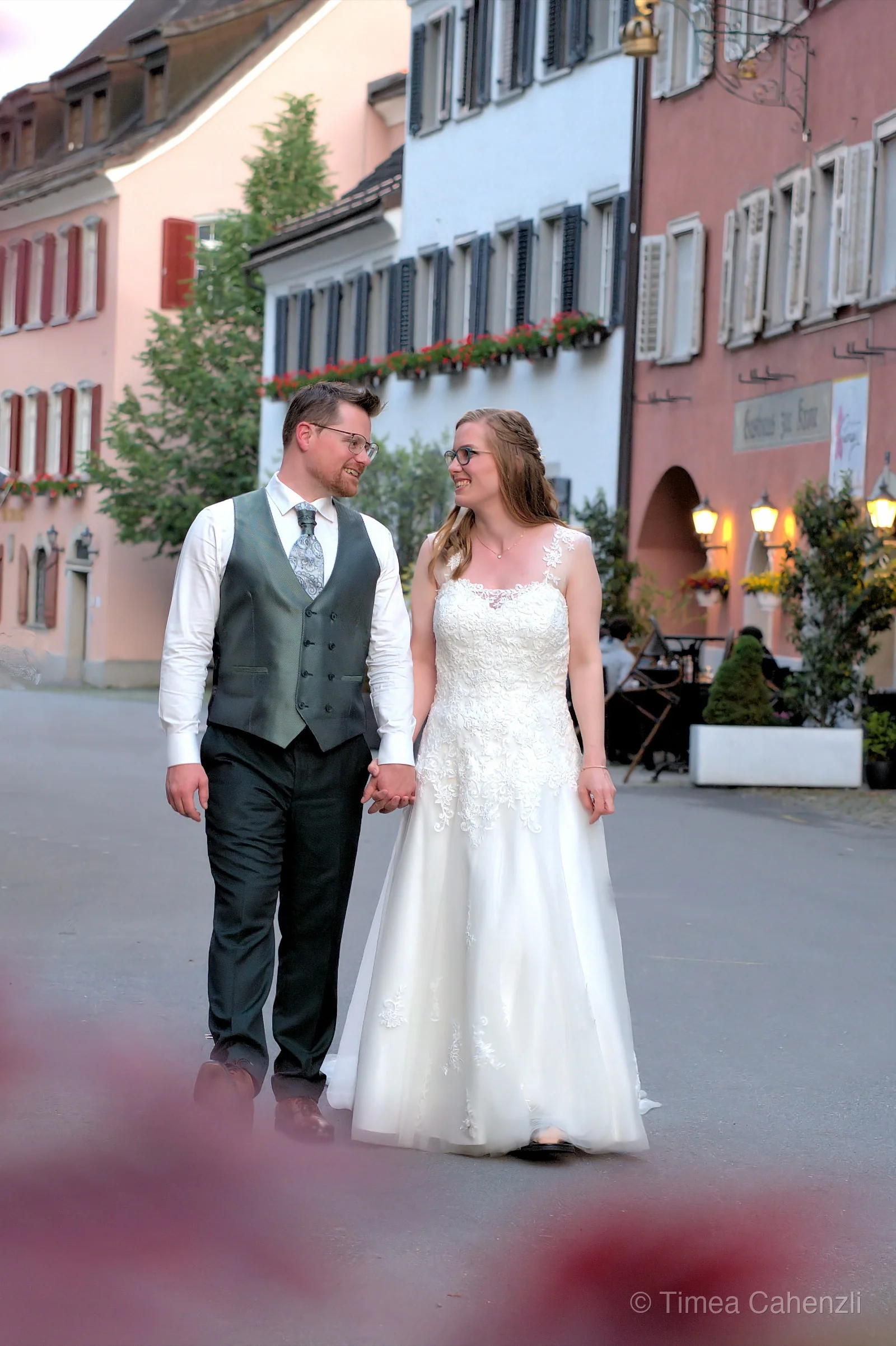 Brautpaar in der Altstadt bei Dämmerung – Hochzeitsfotos Schweiz